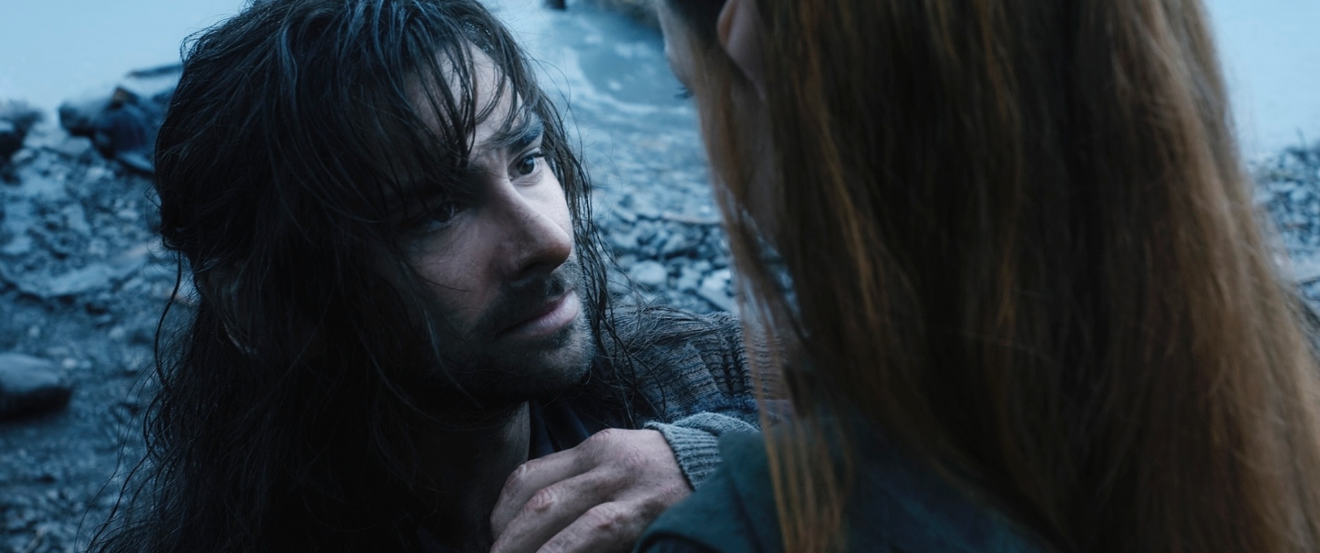 O anão Kili (Aidan Turner) conversa com a elfa Tauriel (Evangeline Lilly) em cena de "O Hobbit: A Batalha dos Cinco Exércitos" - Divulgação