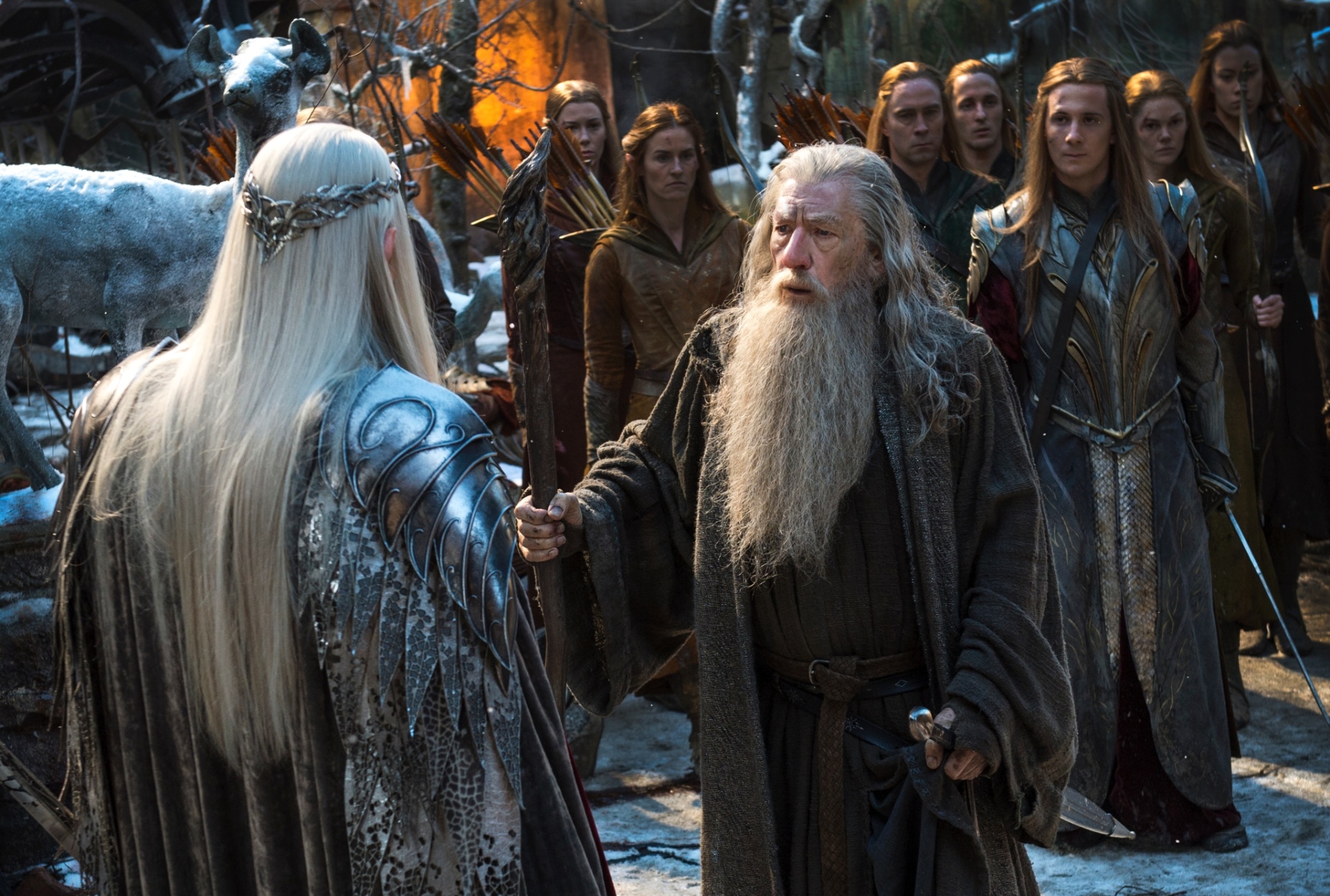 O elfo Thranduil (Luke Pace), visto de costas, conversa com Gandalf (Ian McKellen) em cena de "O Hobbit: A Batalha dos Cinco Exércitos" - Divulgação