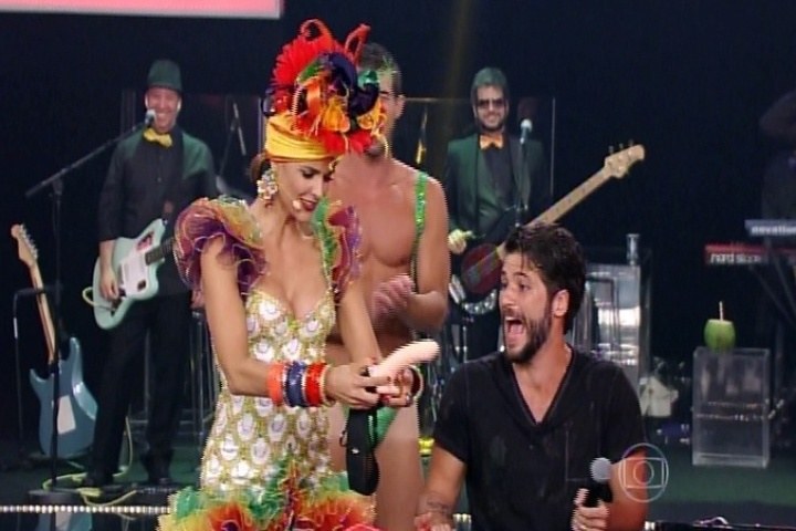 13.nov.2014 - Fernanda Lima convida Bruno Gagliasso e Giovanna Ewbank para brincar no palco e presenteia o ator com um pênis de borracha no "Amor & Sexo" desta quinta-feira