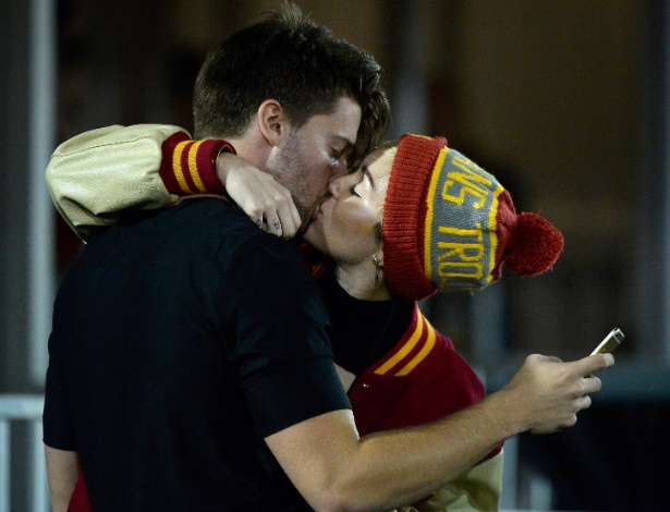 Miley Cyrus beija Patrick Schwarzenegger durante jogo de futebol americano em Los Angeles, na Califórnia