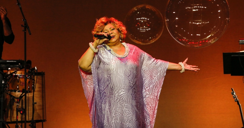 Alcione é uma das convidadas do programa e canta um de seus maiores sucessos: "Meu Ébano"