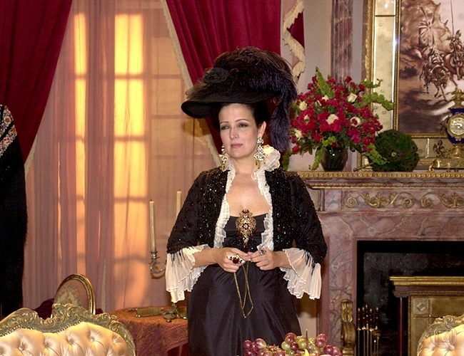 Betty Lago como Carlota Joaquina, mulher de Dom João (André Mattos), e vilã da minissérie "O Quinto dos Infernos", da Globo (2002)
