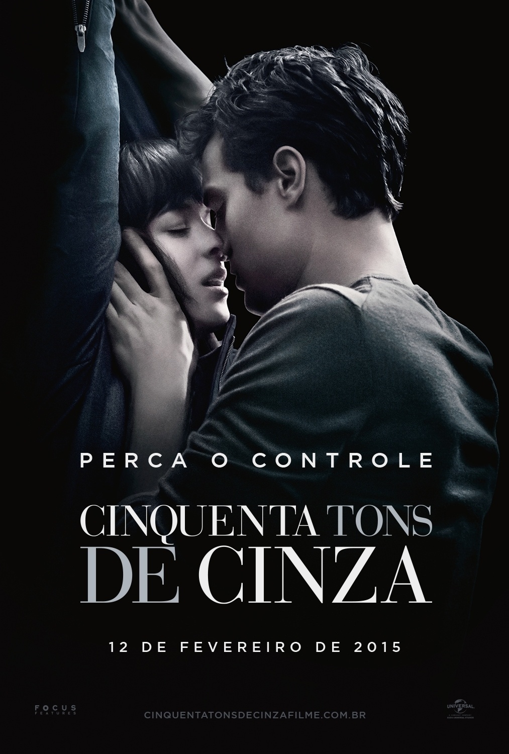 Cartaz nacional oficial de "Cinquenta Tons de Cinza" mostra Anastasia (Dakota Johnson) amarrada enquanto Christian Grey (Jamie Dornan) a beija - Divulgação