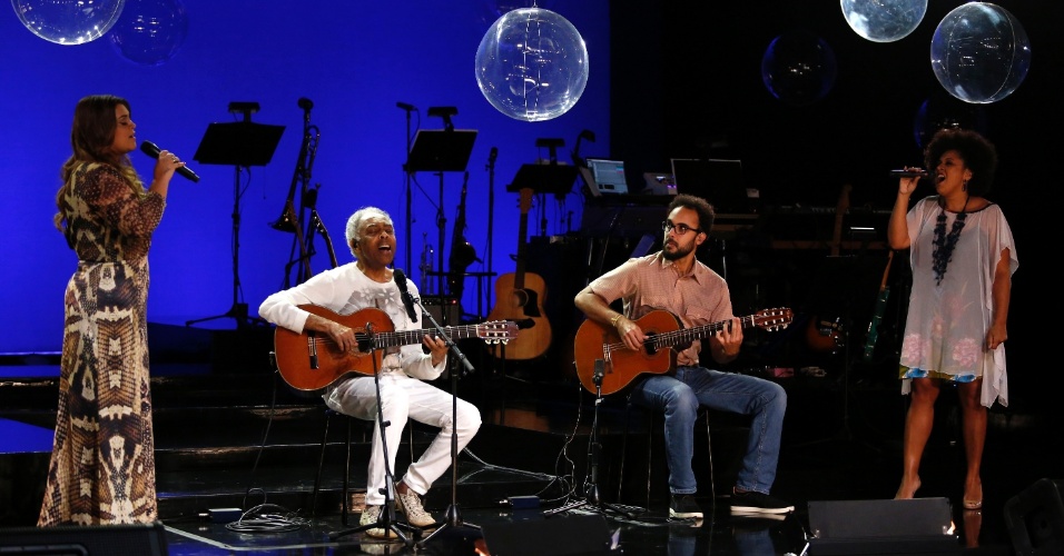 Gilberto Gil se apresenta com os filhos Preta, Bem e Nara: o quarteto canta a música "Drão". Gil também apresenta outro clássico de seu repertório no programa: "Palco"