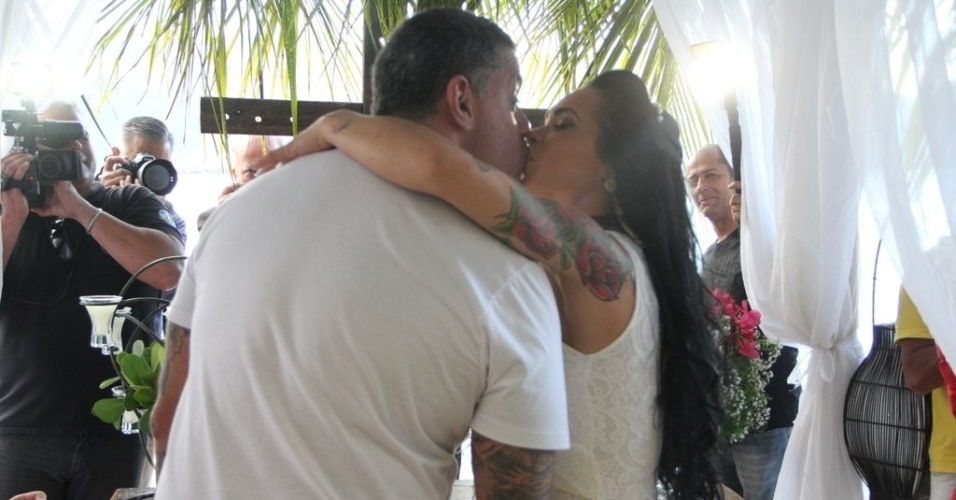 15.nov.2014 - Alexandre Frota e Fabiana Rodrigues se beijam após a cerimônia religiosa, em Ilhabela, no litoral norte de São Paulo. O casal está junto há quatro anos e oficializaram a união no civil em 2011