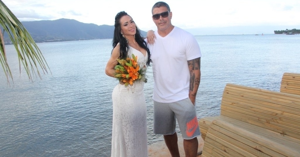 15.nov.2014 - Alexandre Frota e Fabiana Rodrigues se casam em Ilhabela