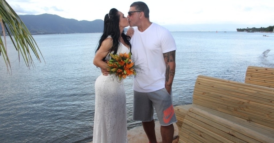 15.nov.2014 - Alexandre Frota e Fabiana Rodrigues trocam beijos durante casamento em Ilhabela