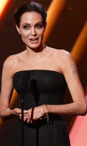 15.nov.2014 - Angelina Jolie anuncia prêmio do Hollywood Film Awards 2014