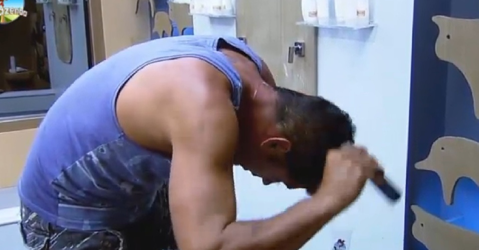 15.nov.2014 - Após Festa Tecnobrega, Marlos raspa a cabeça no banheiro da sede