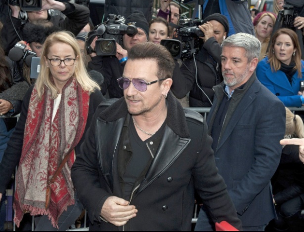 15.nov.2014 - Bono Vox chega ao o estúdio em Londres para gravar uma música destinada a arrecadar fundos para a luta contra o Ebola - Hannah Mckay/Reuters