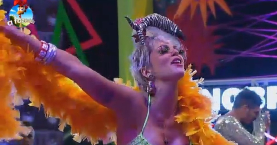 15.nov.2014 - Bruna Tang dança com roupas coloridas durante Festa Tecnobrega
