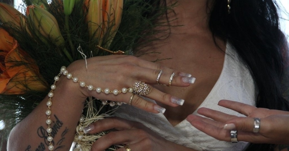 15.nov.2014 - Detalhe da mão da noiva Fabiana Rodrigues, que se casou com Alexandre Frota em lhabela, no litoral norte de São Paulo