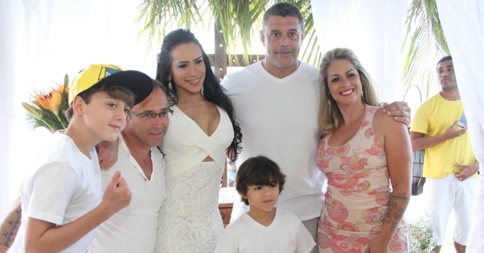 15.nov.2014 - Fabiana Rodrigues e Alexandre Frota posa com amigos e familiares durante o casamento em lhabela, no litoral norte de São Paulo