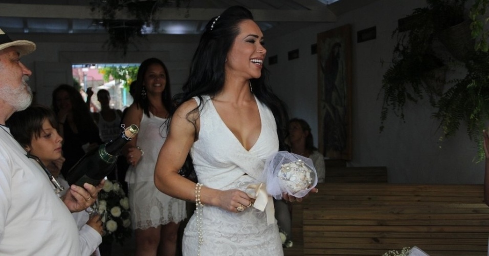 15.nov.2014 - Fabiana Rodrigues opta por um vestido decotado para se casar com Alexandre Frota