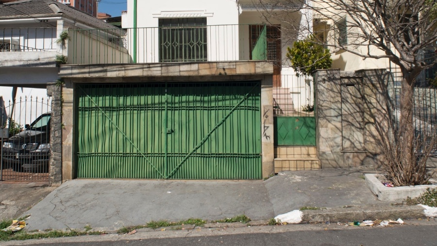 Guia rebaixada não é garantia de estacionamento proibido em frente a garagem; entenda as regras e os seus direitos