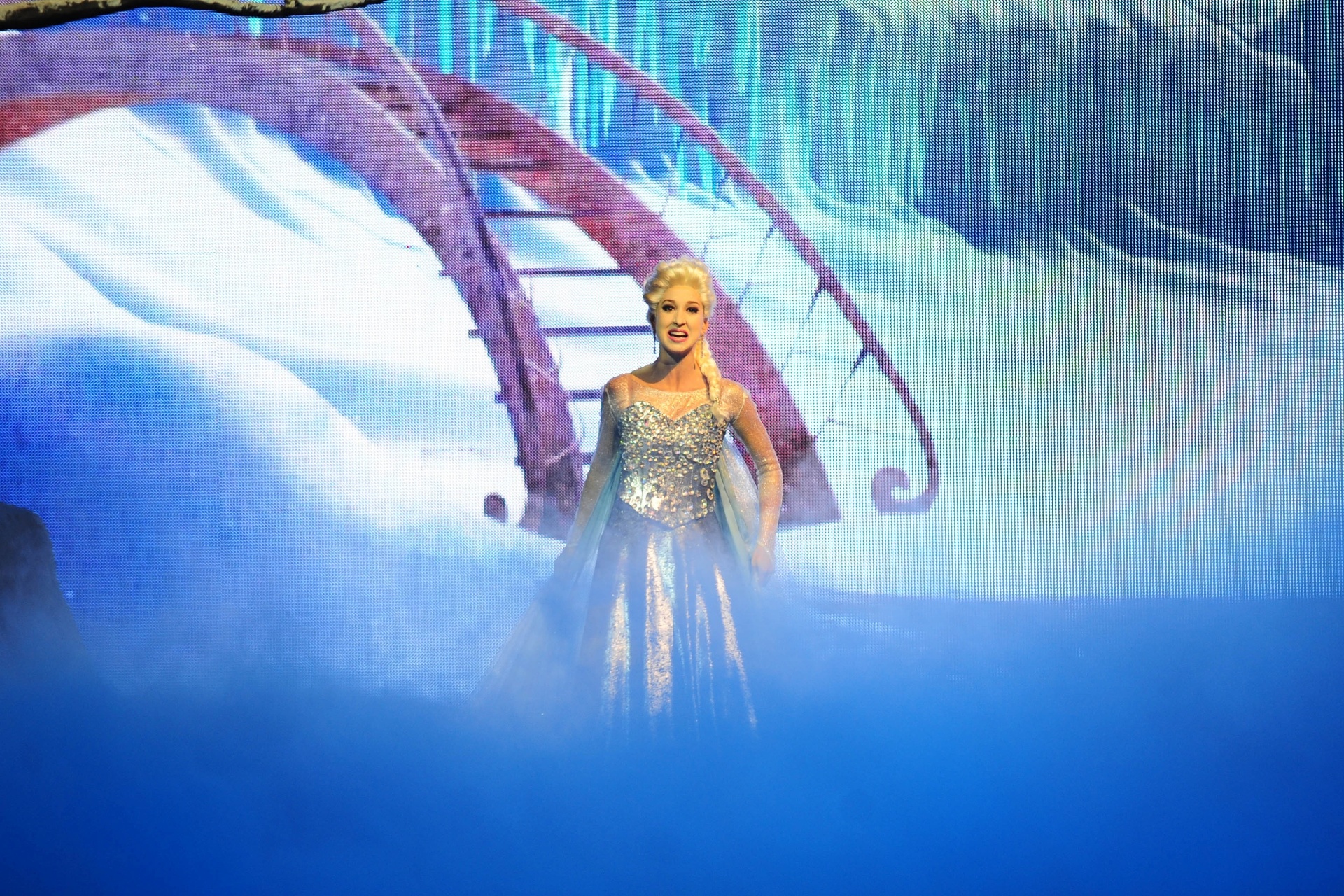 16.nov.2014 -  Cena da personagem de "Frozen" no "Natal Mágico", em cartaz no Teatro Bradesco em São Paulo - Junior Lago/UOL