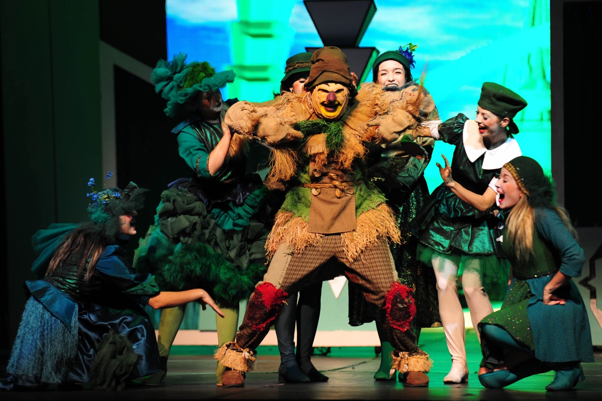 16.nov.2014 - Personagens de clássicos infantis como "Cinderella", "Frozen" e "O Mágigo de Oz" estão no musical "Natal Mágico", em cartaz de 18 de novembro a 21 de dezembro, no Teatro Bradesco, zona oeste de São Paulo - Junior Lago/UOL