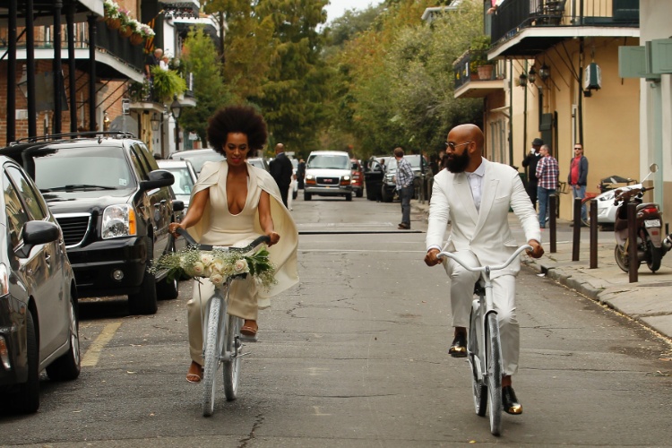 16.nov.2014 - A cantora Solange Knowles e o diretor Alan Ferguson chegam para de bicicleta para o casamento dos dois, na cidade norte-americana de Nova Orleans