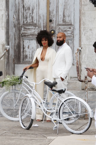 16.nov.2014 - A cantora Solange Knowles e o diretor Alan Ferguson posam com as bicicletas com que chegaram ao casamento, na cidade norte-americana de Nova Orleans