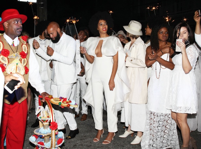 16.nov.2014 - Após cerimônia de casamento, a cantora Solange Knowles, o diretor Alan Ferguson e seus convidados comemoram a união com festa nas ruas de Nova Orleans