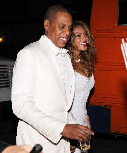 16.nov.2014 - Beyoncé e o marido, Jay-Z, curtem a festa de casamento de Solange, irmã da cantora. A cerimônia aconteceu em Nova Orleans