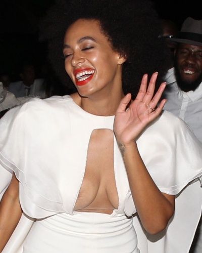 16.nov.2014 - Durante festa de casamento, a cantora Solange Knowles tem problemas com seu macacão e fica com parte do mamilo à mostra