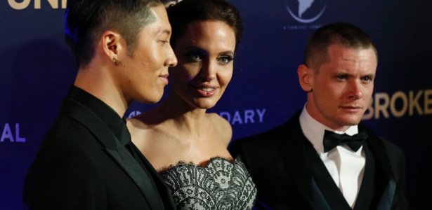 17.nov.2014 - Angelina Jolie posa ao lado dos atores de "Invencível", Miyavi (à esquerda) e Jack O"Connell, em Sydney, na Austrália - REUTERS/Jason Reed