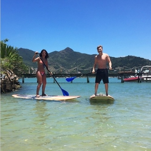 17.nov.2014 - Recém-casados, Thais Fersoza e Michel Teló praticam stand up paddle