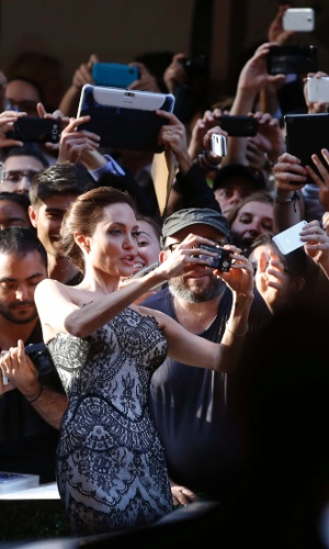 Angelina Jolie tira selfie com fãs durante a estreia de 