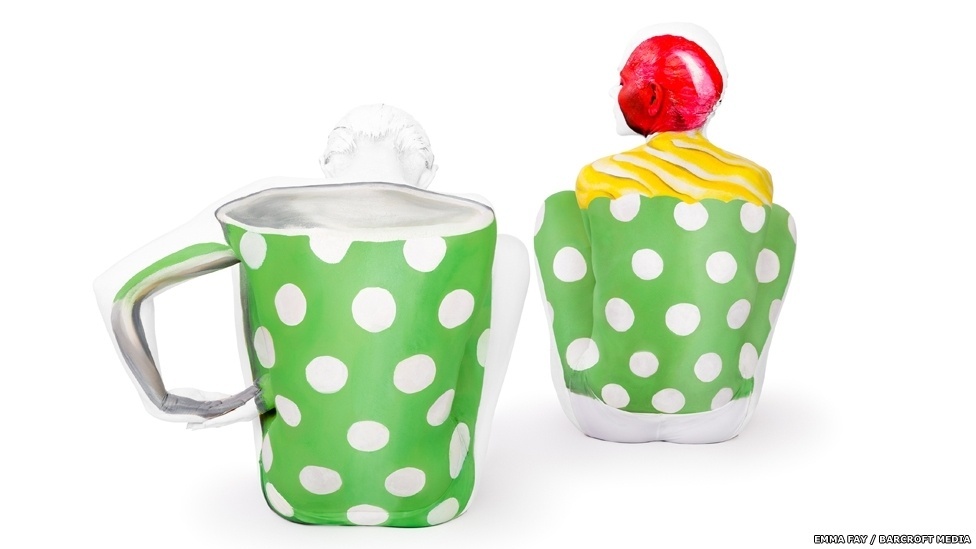 Aqui, os contorcionistas adquirem as formas de uma xícara de café e um bolinho - Emma Fay/Barcroft Media