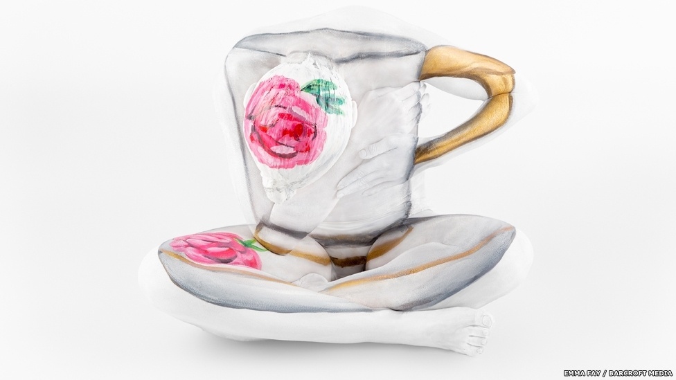 As poses exigidas dos contorcionistas pelo projeto são tão difíceis que eles só conseguem mantê-las por alguns minutos. Isso significa que os modelos das fotos têm de fazer e desfazer suas poses constantemente enquanto Fay pinta seus corpos - Emma Fay/Barcroft Media