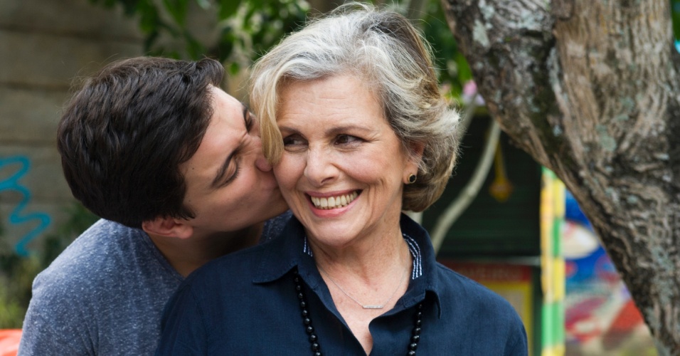Irene Ravache ganha um beijo do neto Cadu Libonati, o Jeff de "Malhação", após gravar participação como ela mesma na série da Globo