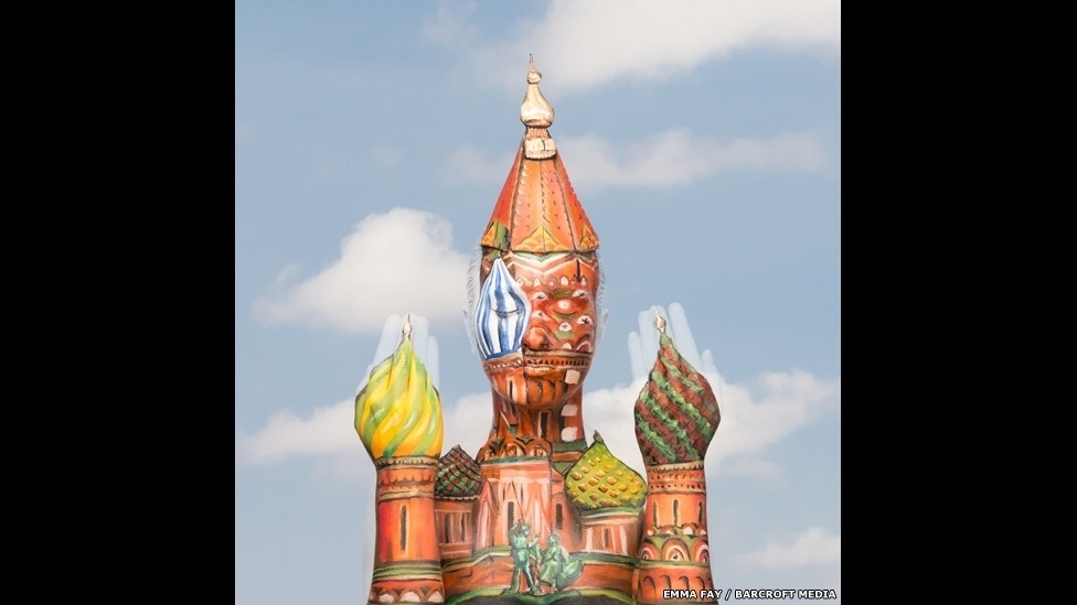 "Também sou professora de teatro e musical desde os 18 anos, então combinei tudo para fazer essas pinturas corporais loucas", diz ela - Emma Fay/Barcroft Media