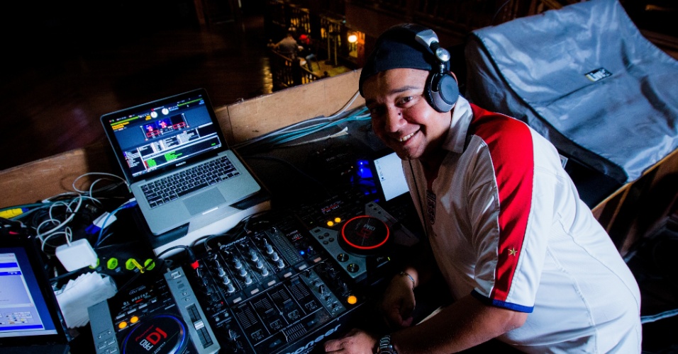 13.nov.2014 - Marcus Moreira, o DJ Fofinho, trabalha no Villa Country, em São Paulo, desde a abertura, em 2002. Ele acompanhou de perto todas as transformações do sertanejo