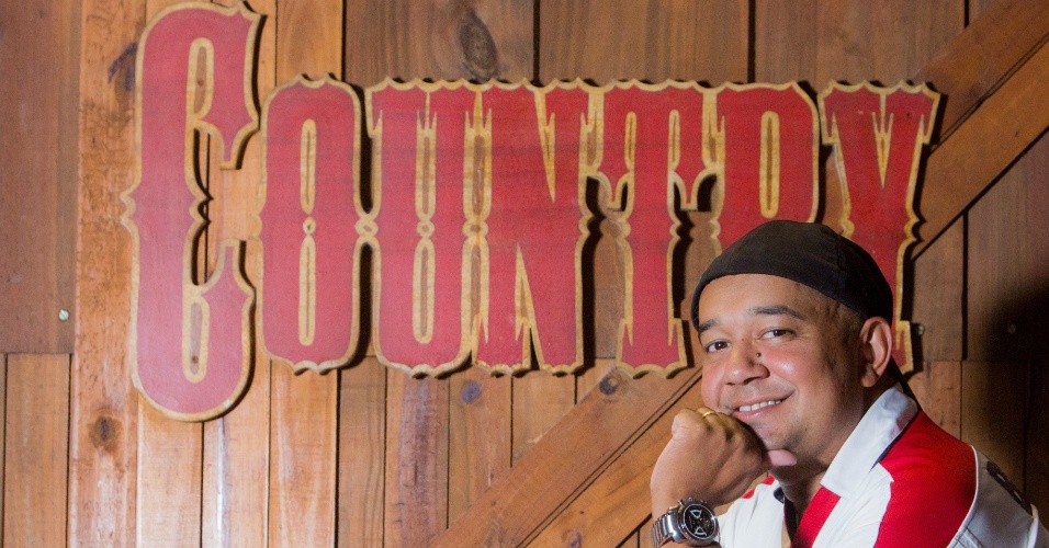 13.nov.2014 - Marcus Moreira, o DJ Fofinho, trabalha no Villa Country, em São Paulo, desde a abertura, em 2002. Ele acompanhou de perto todas as transformações do sertanejo