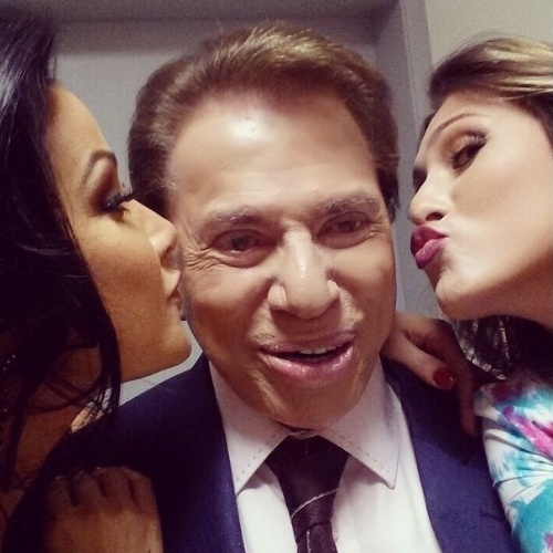 18.nov.2014- Silvio Santos é paparicado por Helen Ganzarolli e Lívia Andrade nos bastidores de seu programa e ganha beijinhos em foto publicada no Instagram