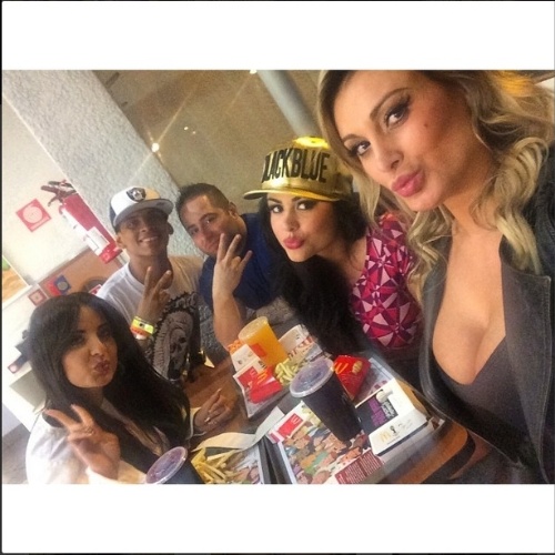 Após a edição 2014 do Miss Bumbum, realizada na noite de segunda-feira (17), Andressa Urach foi celebrar o 4º lugar conquistado pela amiga Rebeka Francis em uma loja da cadeia de fast food McDonald's