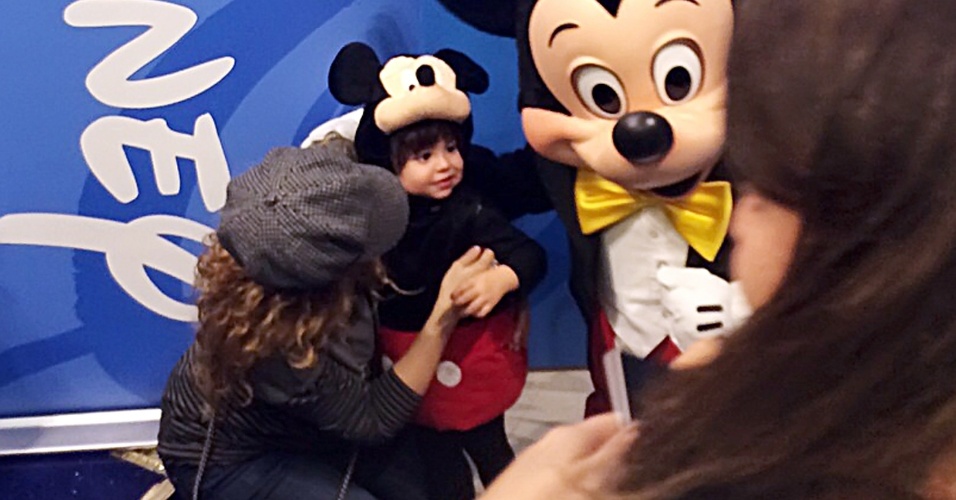 18.nov.2014 - Vestido a caráter, o menino interagiu com o personagem Mickey. Milan completa dois anos em 22 de janeiro de 2015.
