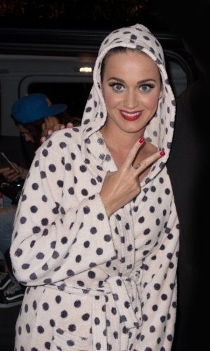 18.nov.2014 - Katy Perry surpreende e posa para fotos usando um roupão branco com bolinhas pretas ao chegar no hotel em que está hospedada em Melbourne, na Austrália. A cantora havia acabado de voltar do show que fez na cidade australiana