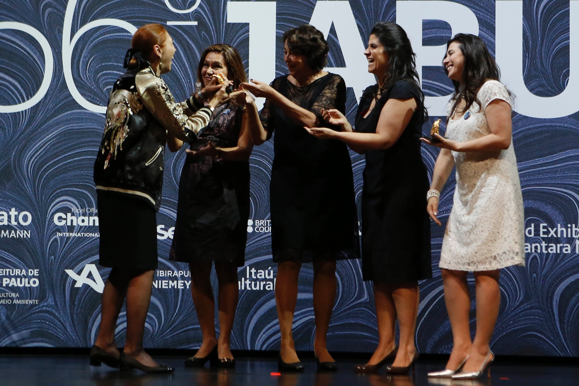 18.nov.2014- Marina Colasanti recebe o prêmio de melhor livro de ficção de 2013 por "Breve História de um Pequeno Amor", - Junior Lago/UOL