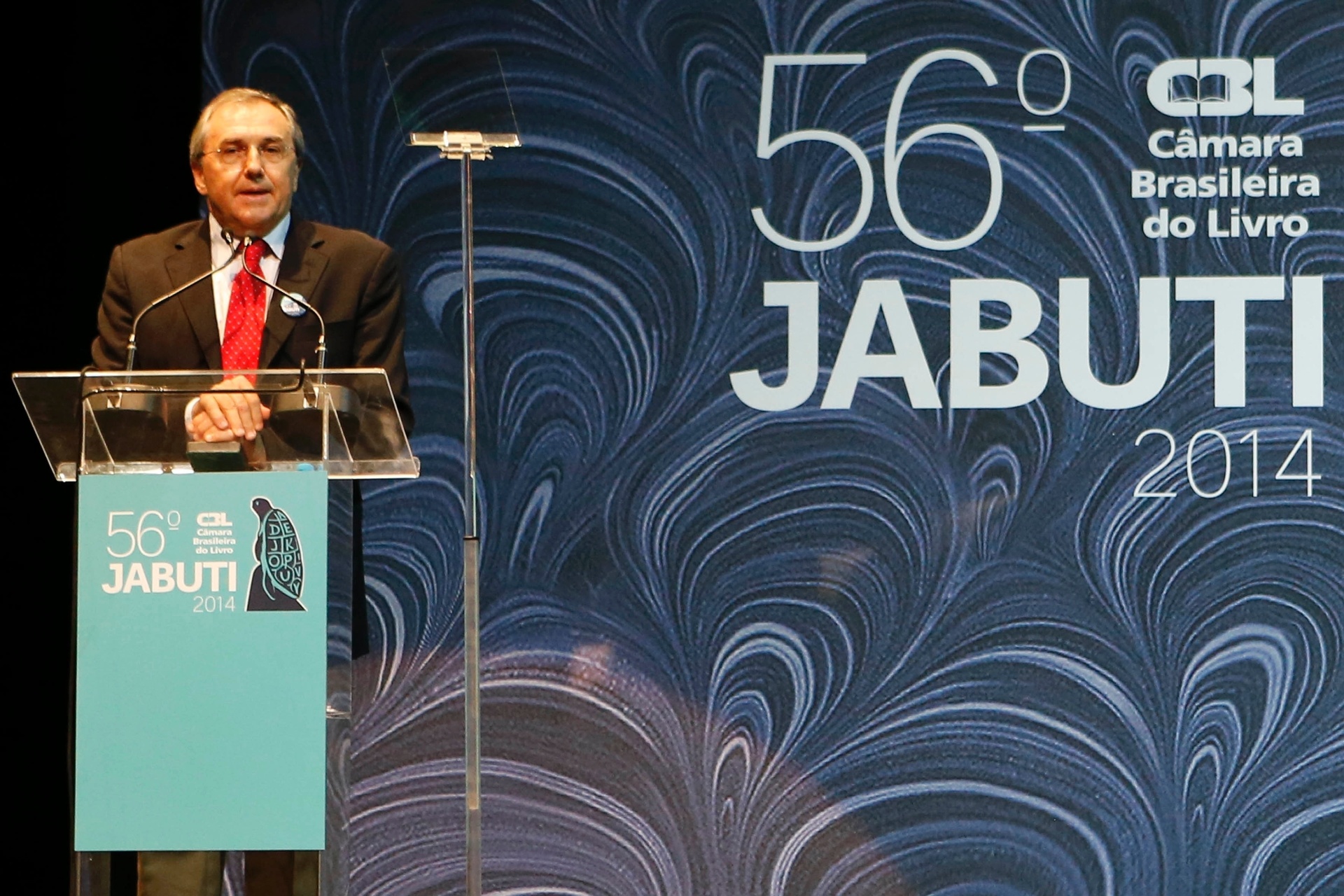 18.nov.2014 - Laurentino Gomes recebe Jabuti de melhor livro de 2013 de não-ficção por "1889" - Junior Lago/UOL