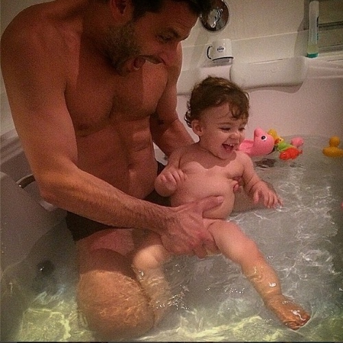 19.nov.2014 - O ator Henri Castelli em seu Instagram nesta quarta-feira (19) uma foto em que aparece dando banho na filha caçula