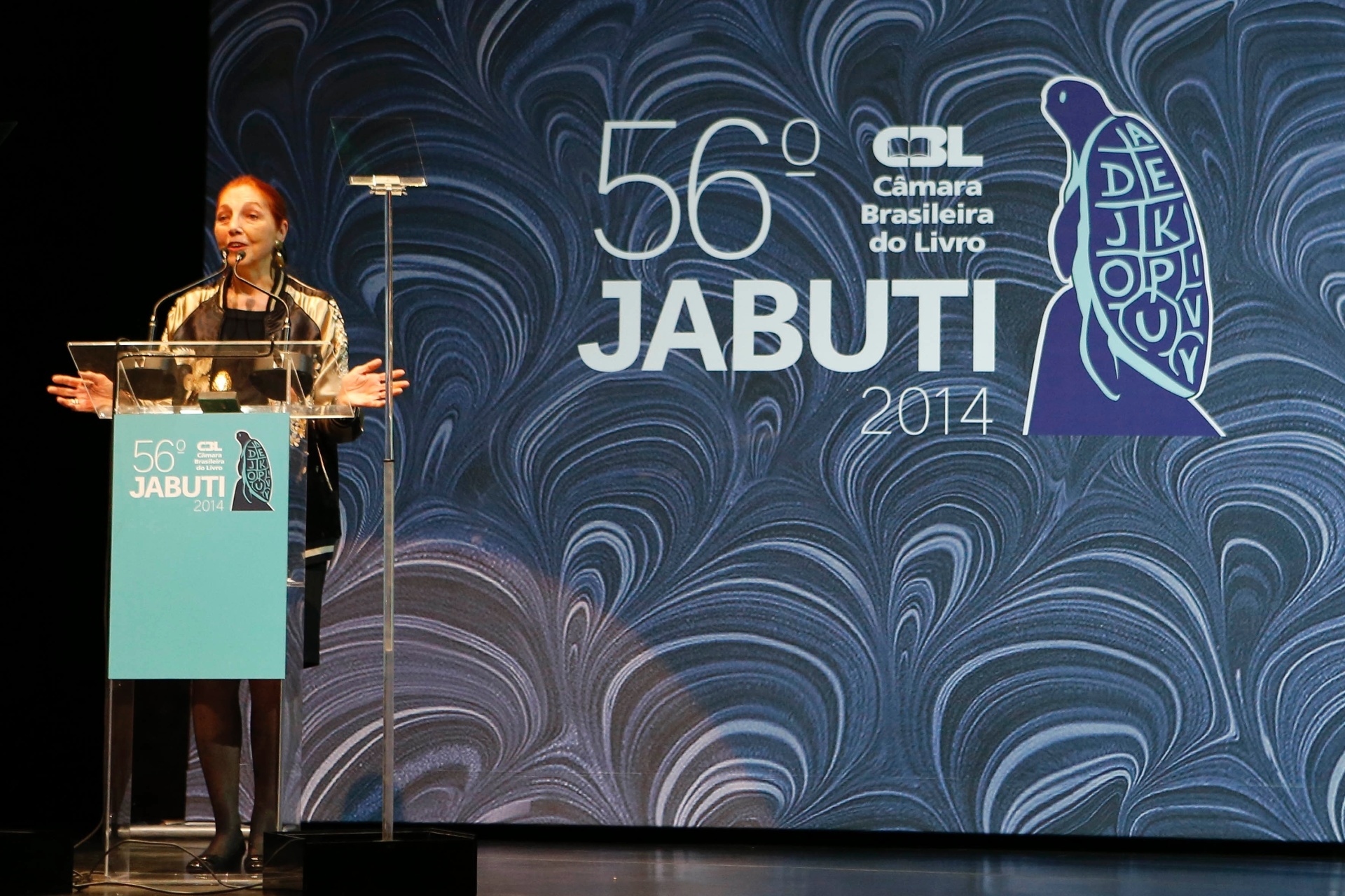 19.nov.2014- Marina Colasanti recebe o prêmio de melhor livro de ficção de 2013 por "Breve História de um Pequeno Amor", - Junior Lago/UOL