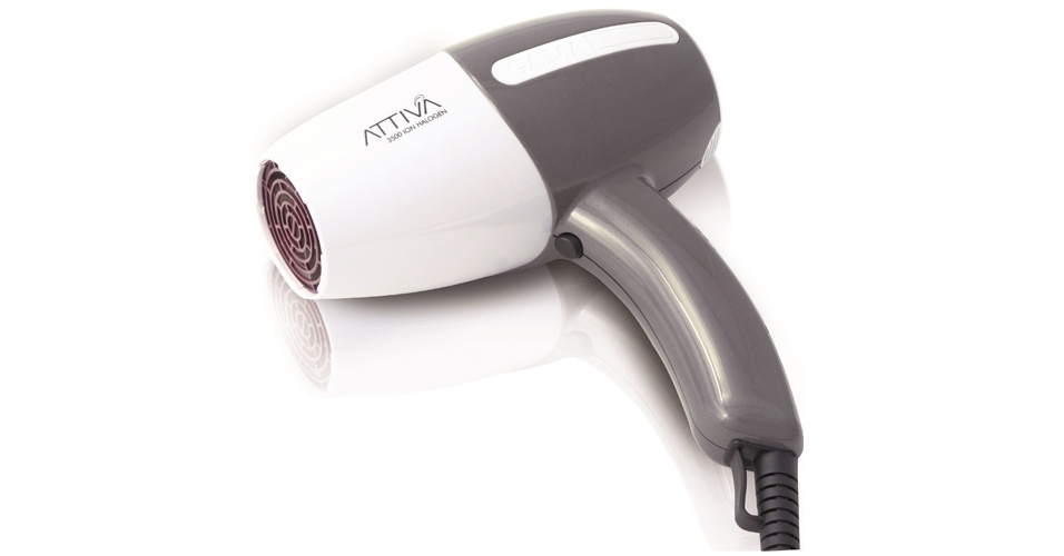 Attiva 3.500 Ion Halogen, GA.MA Italy. Traz uma lâmpada halógena, que protege os fios do excesso de calor e evita que desidratem. Compacto, tem 2100 watts de potência na voltagem 127V. Preço sugerido: R$ 199. SAC: 0800-7244262. | Preço e disponibilidade pesquisados em novembro de 2014 e sujeitos a alteração - Divulgação