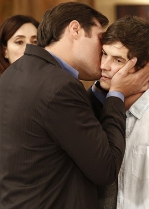 Falso, Marcos recebe o irmão em seu noivado com um beijo