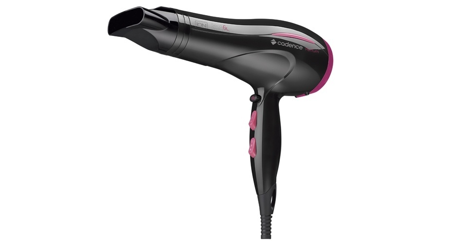 Perfum SEC700, Cadence. Emite íons que fecham as cutículas e ainda tem um compartimento de espuma para adicionar algumas gotas da sua fragrância. Assim, o secador também perfuma os fios na secagem. Preço sugerido: R$ 89,90. SAC: 0800-6446442. | Preço e disponibilidade pesquisados em novembo de 2014 e sujeitos a alteração. - Divulgação