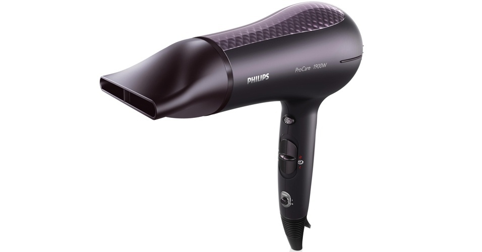 Salon Dry Control HP8260, Philips. Possui tecnologia exclusiva que direciona o calor de maneira igual, protegendo os fios do superaquecimento. Vem com um bocal direcionador e um difusor. A potência é de 1.900 watts. Preço sugerido: R$ 199. SAC: 2121-0203 (Grande São Paulo) e 0800-7010203 (demais localidades). | Preço e disponibilidade pesquisados em novembro de 2014 e sujeitos a alteração - Divulgação