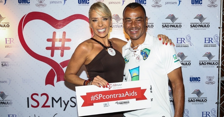 19.nov.2014 - Adriane Galisteu e o ex-jogador de futebol Cafu se encontram no lançamento da campanha 