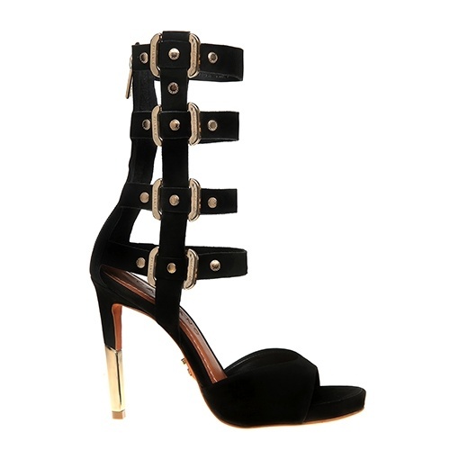 Modelo preto com salto e fivelas na lateral, da Carrano. Preço: R$ 484. Informações: www.carrano.com.br | Preço e disponibilidade pesquisados em novembro de 2014 e sujeitos a alterações - Divulgação