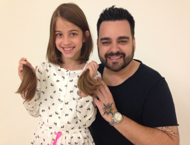 Nina Rongetti, 8 anos, e Bruno Lemes, que cortou o cabelo da menina - Divulgação